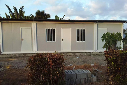 Prefab container house with extra roof